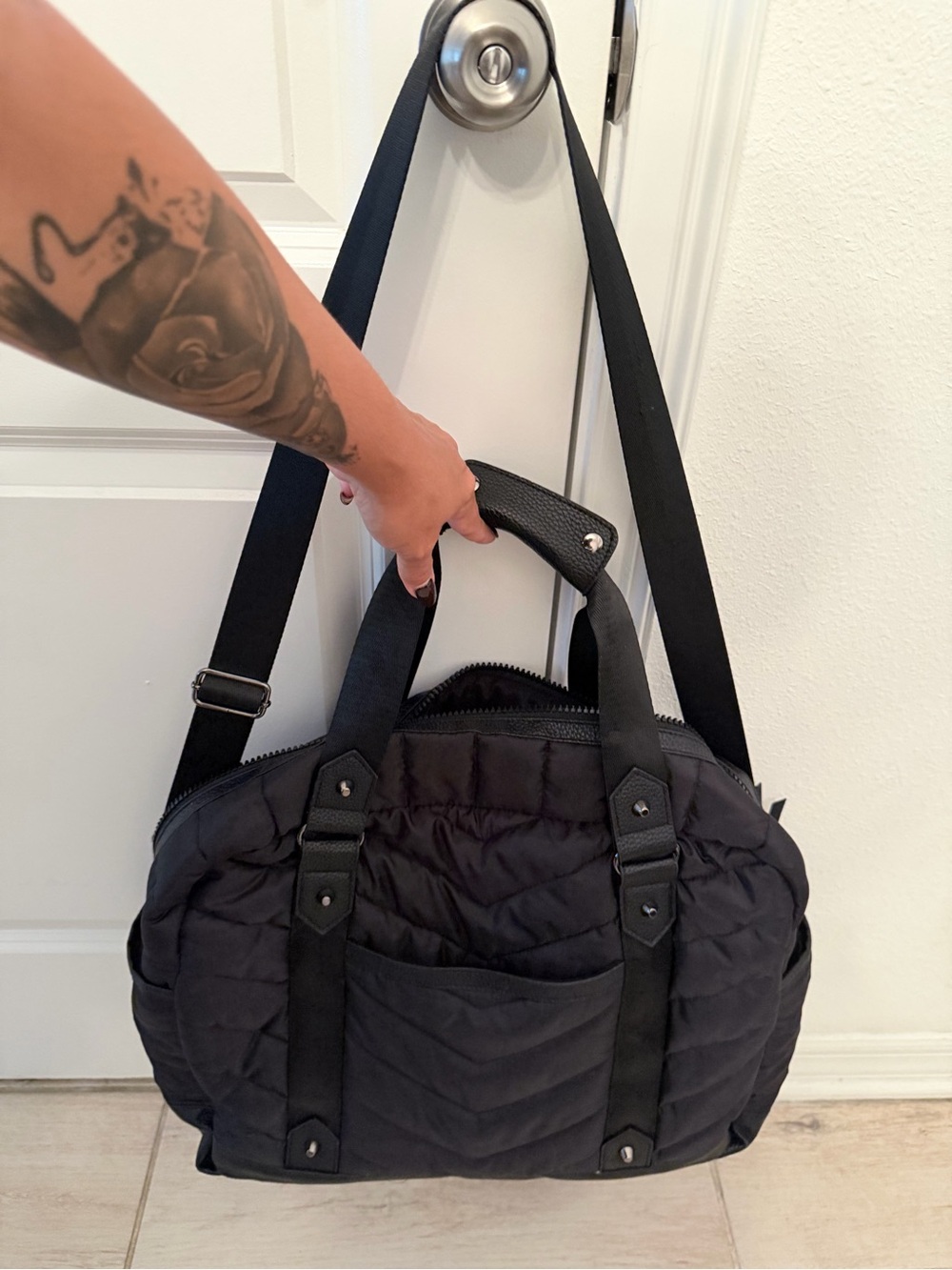 Cynthia Rowley Quilted Weekend Travel Duffle Bag Black strap laptop compartment